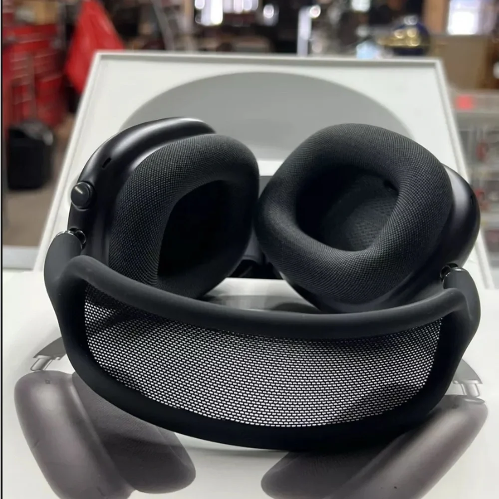 Apple Black VR Headset with Ergonomic Design and Matte Finish